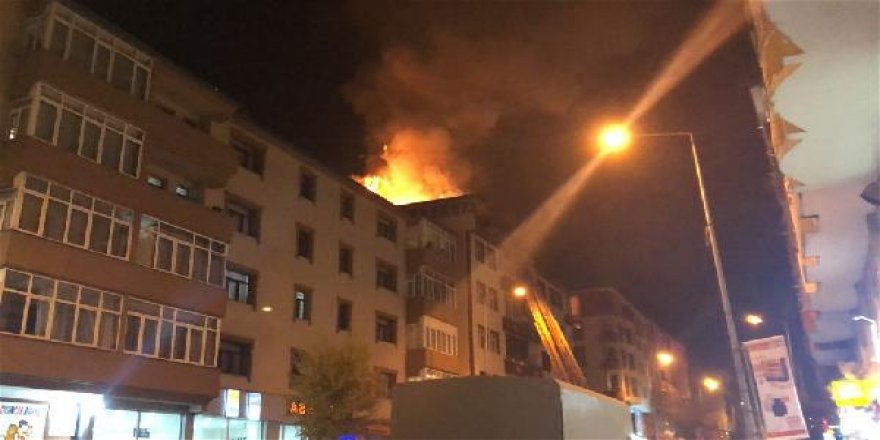 Apartmanın çatı katında çıkan yangın panik yarattı