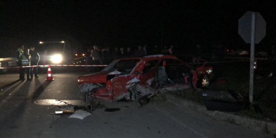 Sakarya’da kamyonet ile otomobil çarpıştı: 2 ölü, 4 yaralı