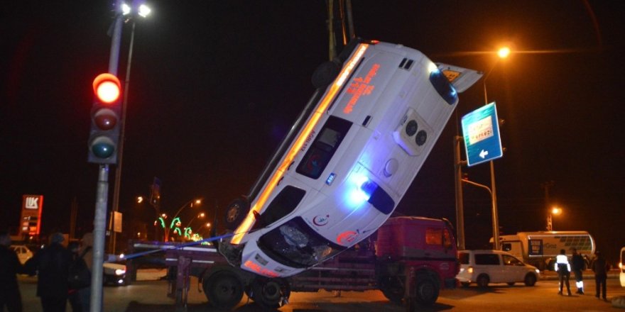 Hasta taşıyan ambulans otomobille çarpıştı: 1 ölü, 9 yaralı