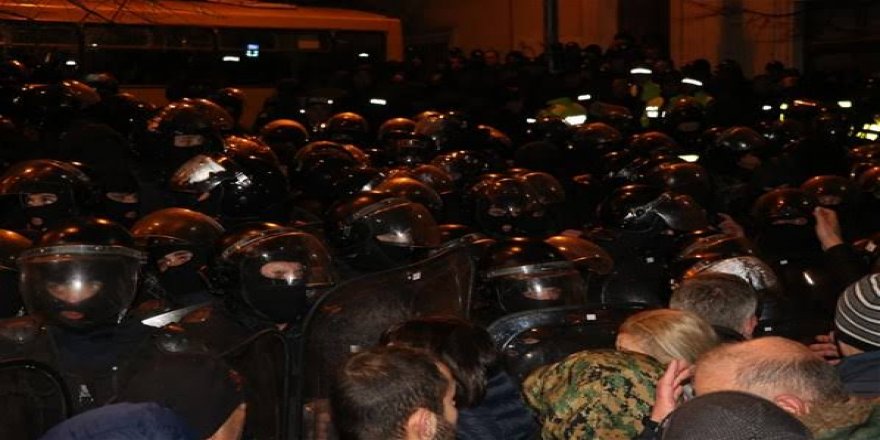 Gürcistan'da parlamentoyu kuşatan protestoculara müdahale