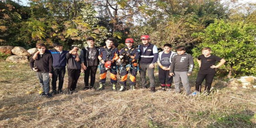 30 metrelik kuyuya düşen yavru köpek kurtarıldı
