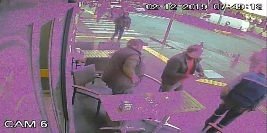 Otomobil kaldırımdaki masa sandalyelere çarptı, 4 kişi kıl payı kurtuldu