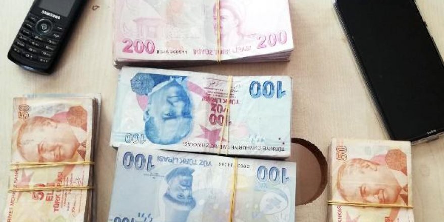 Kendisini polis olarak tanıttığı kadının 230 bin TL'sini alırken suçüstü yakalandı