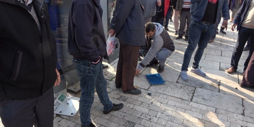 Zabıtaya kızıp terazisini böyle parçaladı