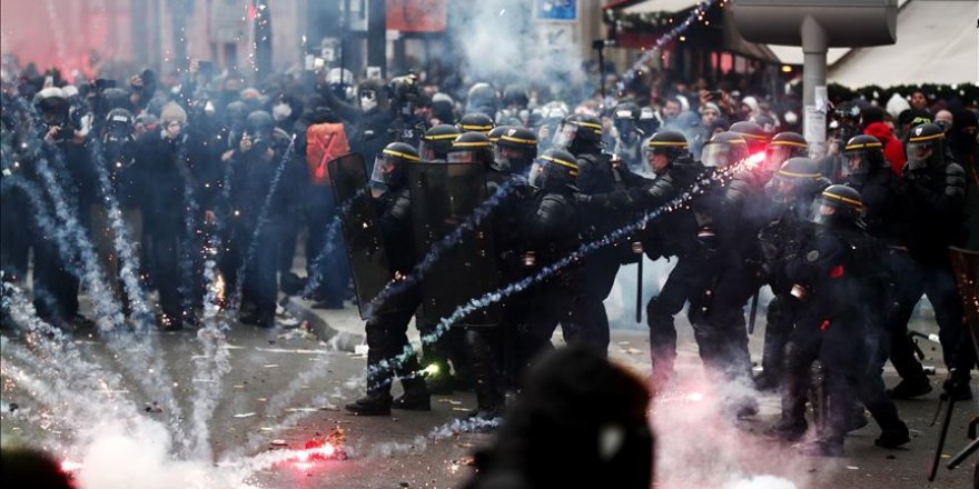 Paris'te polisin attığı gaz kapsülü AA foto muhabirini yaraladı