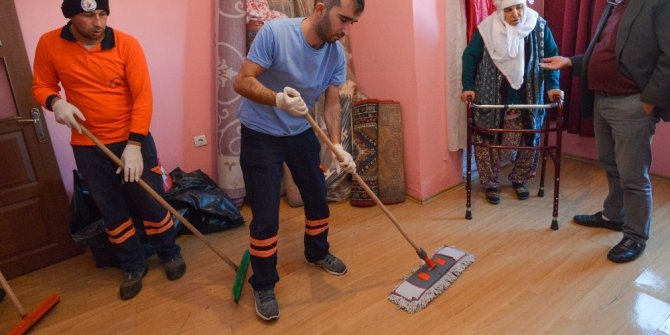 Evini su basan yaşlı kadına yardım eli
