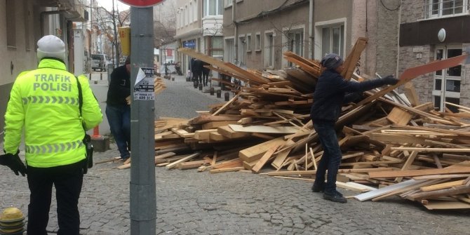 Gelişi güzel atılan kalaslar sokağı trafiğe kapattı