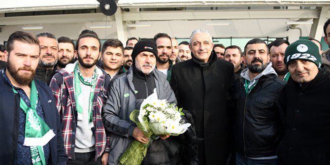 Taraftar Konyaspor'u çiçeklerle karşıladı