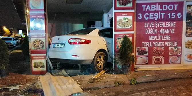 Dükkana giren otomobil ortalığı savaş alanına çevirdi