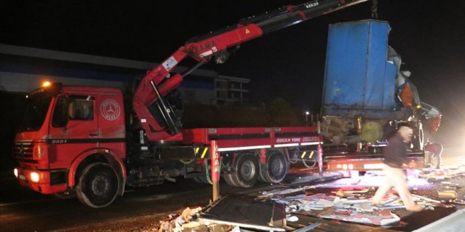 Düzce'de yolcu otobüsü ile kargo tırı çarpıştı: 2 ölü, 23 yaralı