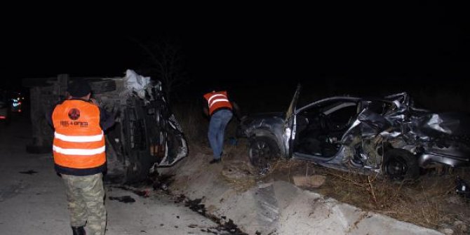 İşçilerin taşındığı minibüs otomobile çarptı: 13 yaralı