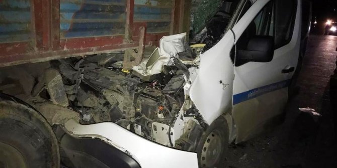 Otomobil tıra arkadan çarptı: 2 yaralı