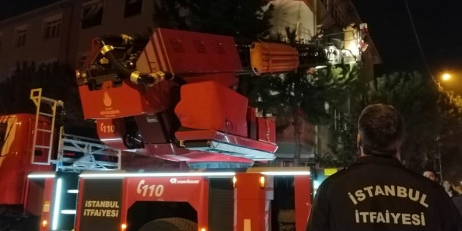 Apartman içinden önce patlama sesleri duyuldu sonra dumanlar yükseldi