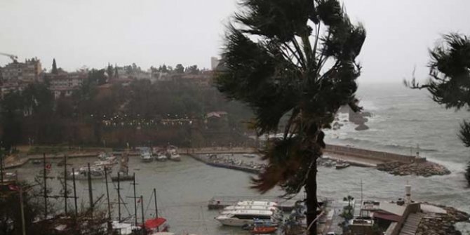 Antalya için kırmızı uyarı: Yağışlar perşembe gününe kadar sürecek