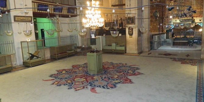 Mevlana Müzesinin halıları değiştirildi