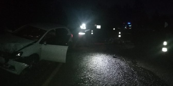 Motosikletle otomobil kafa kafaya çarpıştı: 1 ölü