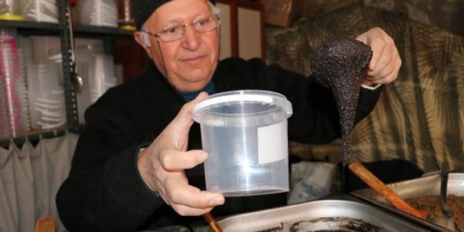 Haşhaşı hem üretiyor, hem işliyor