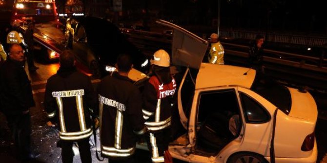 Otomobil karşı şeritteki otomobile çarptı: 5 yaralı