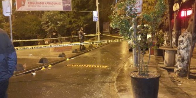 Motosikletli saldırganlar parkta oturan gençlere kurşun yağdırdı