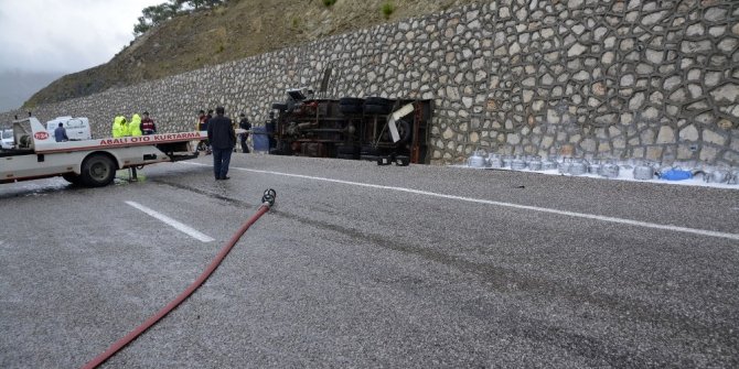Tüp yüklü kamyonet devrildi: 1 ölü, 1 yaralı