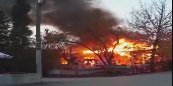 Pendik'te alev alev yanan gecekondu küle döndü