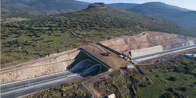 Otoyolla kesişen 2 bin 600 yıllık yol çelik köprüyle korundu