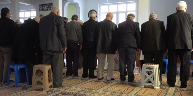 "Oturarak namaz kılabilen birinin, sandalyede namaz kılması sahi değildir"