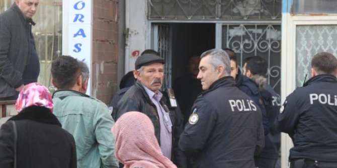 İnşaat işçisi evinde kendisini iple tavana astı
