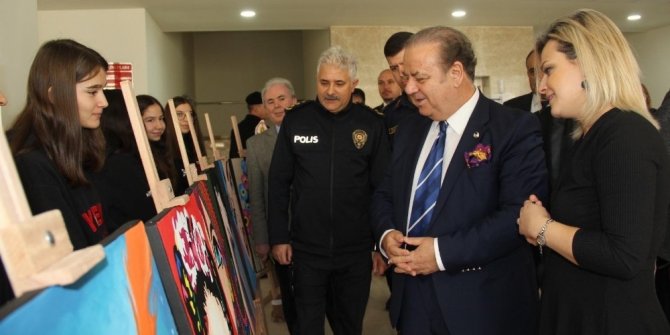 Kaymakamlık binasının girişi öğrencilerin eserleri ile dolup taşıyor