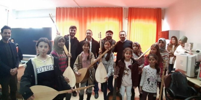 DPÜ’lü öğrencilerden ilkokula müzik sınıfı