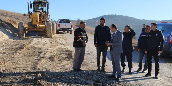 Dumlupınar’da köy yollarını genişletme çalışmaları