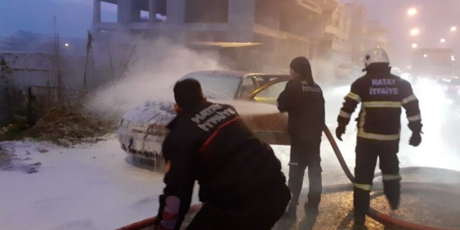 Samandağ’da seyir halindeki otomobil yandı