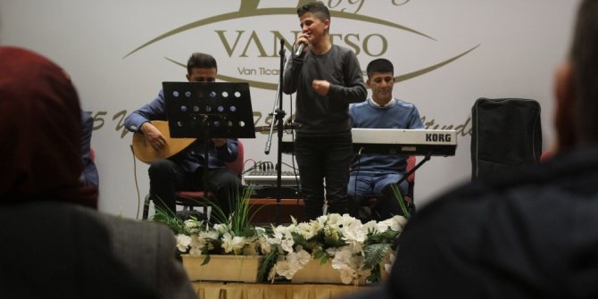 Yükümlüler canlı performanslarıyla gönülleri fethetti