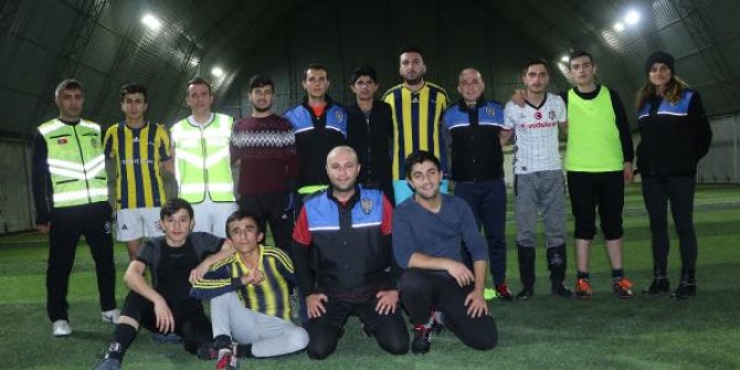 Hakkari polisi 'Ön yargılara çalım at' sloganıyla gençlerle maç yapıyor