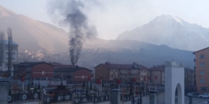 Hakkari halkı, havanın temizlenmesi için kar yağışını bekliyor