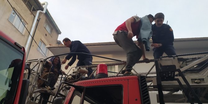 Bursa’da can pazarı... Alevler içinde kalan 3’ü çocuk 10 kişi kurtarıldı