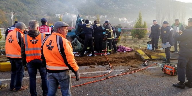 Muğla'da kamyonla otomobil çarpıştı: 2 ölü, 1 yaralı