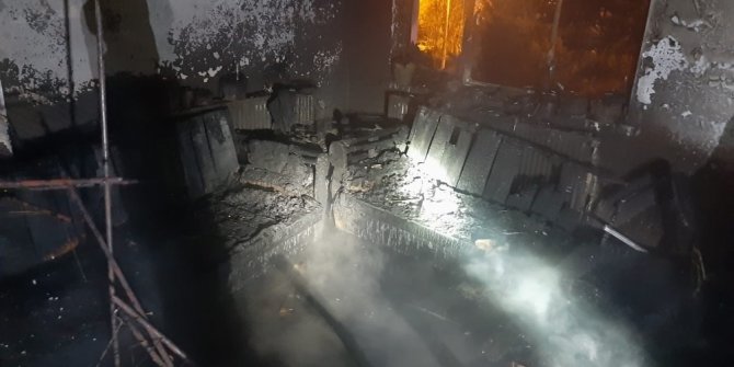 Gediz’de elektrikli ısıtıcı daireyi kül etti