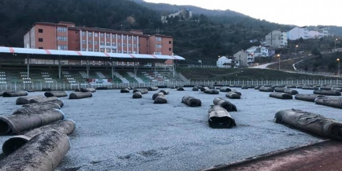 Simav ilçe stadının suni çimleri yenileniyor