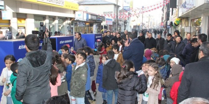 Ağrılı öğrenciler kumbaralarda kitap biriktirecek