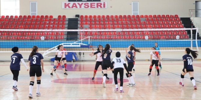 Voleybol Müsabakaları Sürüyor