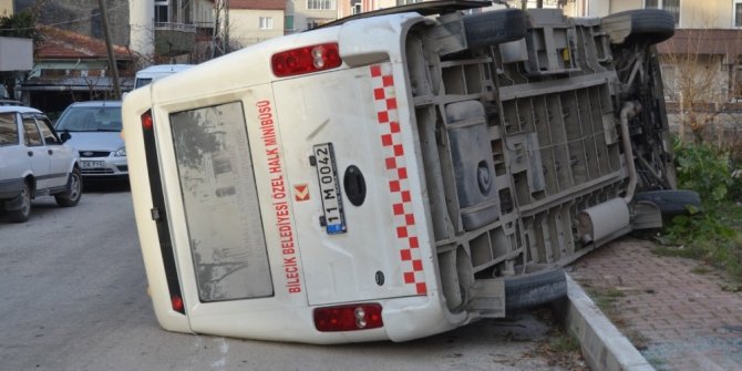 Bilecik’te yolcu minibüsü devrildi: 2 yaralı