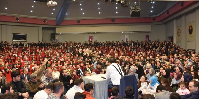 Hayati İnanç’a olan ilgi salona sığmadı