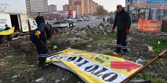 Zabıtadan tabela temizliği operasyonu