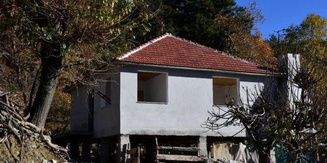 Yangın sonucu kullanılamaz hale gelen ev yeniden inşa edildi