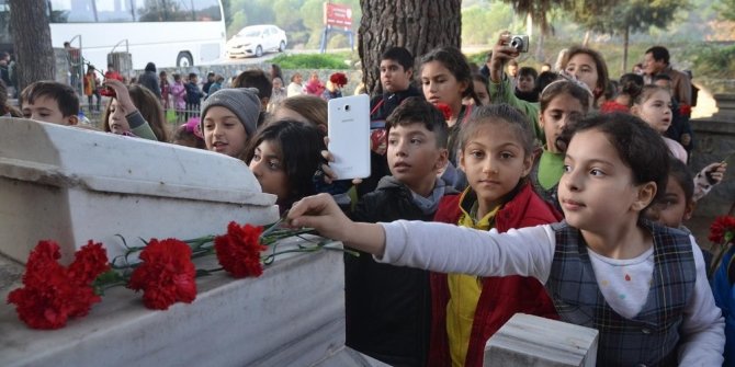 Kuşadalı Mahmut Esat Bozkurt mezarı başında anıldı