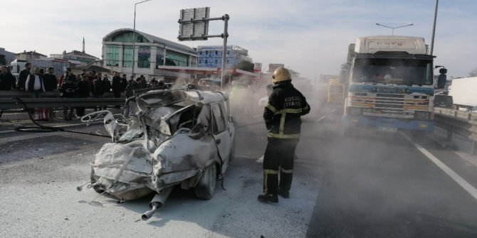 Kazaya karışan araç alev alev yandı: 2 yaralı