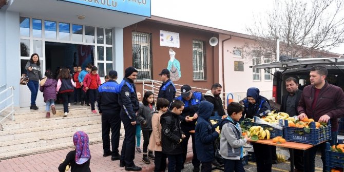 Karatay Zabıta’dan Yerli Malı Haftasında öğrencilere meyve