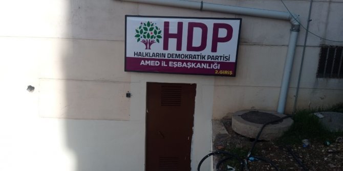 HDP’lilerin arka kapıya tabela asmasına evlat nöbetindeki ailelerden tepki