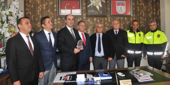 Ayın şoförü ödülünü Emniyet Müdür Yardımcısı Eyipoğlu’ndan aldı